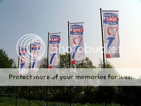 De vlaggen wapperen!