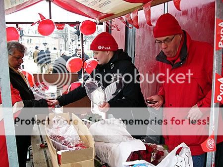 PVDA flyert op Haagse Markt