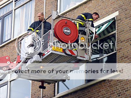 Brandweer verwijdert markies met hoogwerker