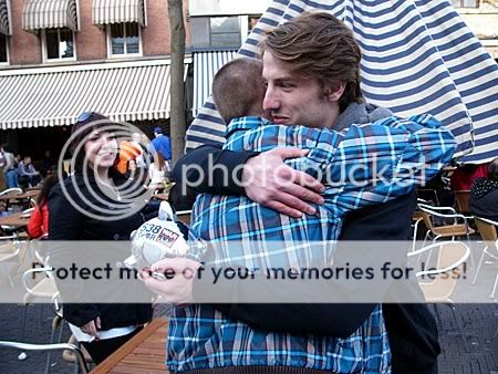 Knuffel voor ‘538 voor War Child’ in Den Haag