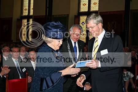 Koningin Beatrix ontvangt eerste exemplaar van het jubileumboek Staatstoezicht op de mijnen
