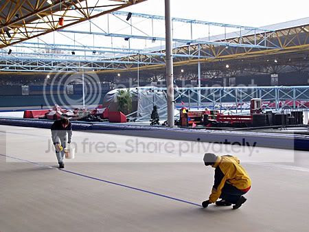 Lijnen worden getrokken op de schaatsbaan