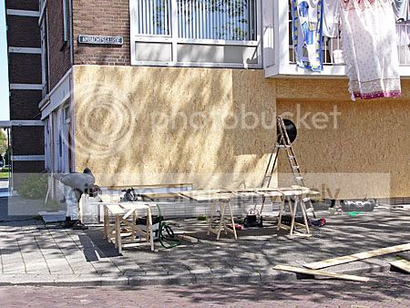 druk bezig met het monteren van de platen