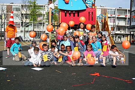 kinderen met ballonnen bij de speeltuin
