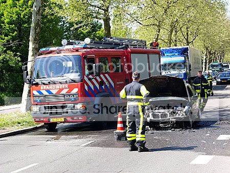 Auto vliegt plots in brand in Den Haag