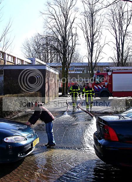 brandweer legt de waterslangen weer goed