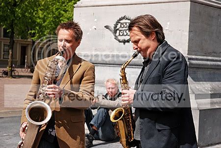 Twee saxofonisten spelen op het Plein