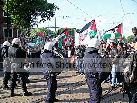 ME houdt demonstranten tegen