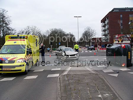 Auto helemaal op zijn kant