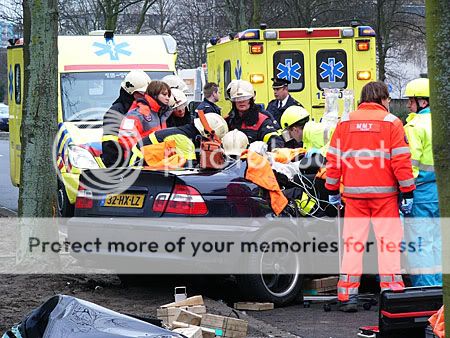 Hulpdiensten bezig met slachtoffer