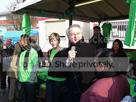 Van Aartsen houdt een toespraak waarin hij oproept vooral te stemmen