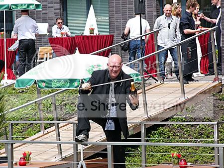 Pierre Wind met degen en champagne op terras