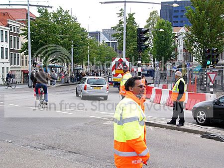 verkeersregelaars en grote drukte bij tramhaltes