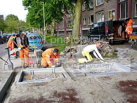 hard aan het werk de containers te plaatsen